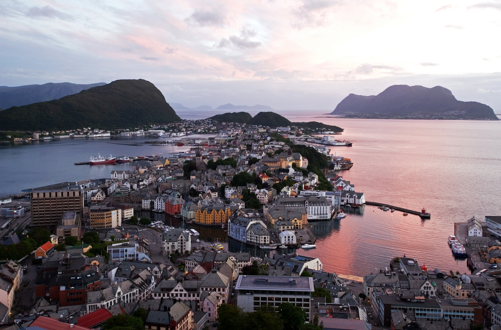 Alesund, ore 23:45