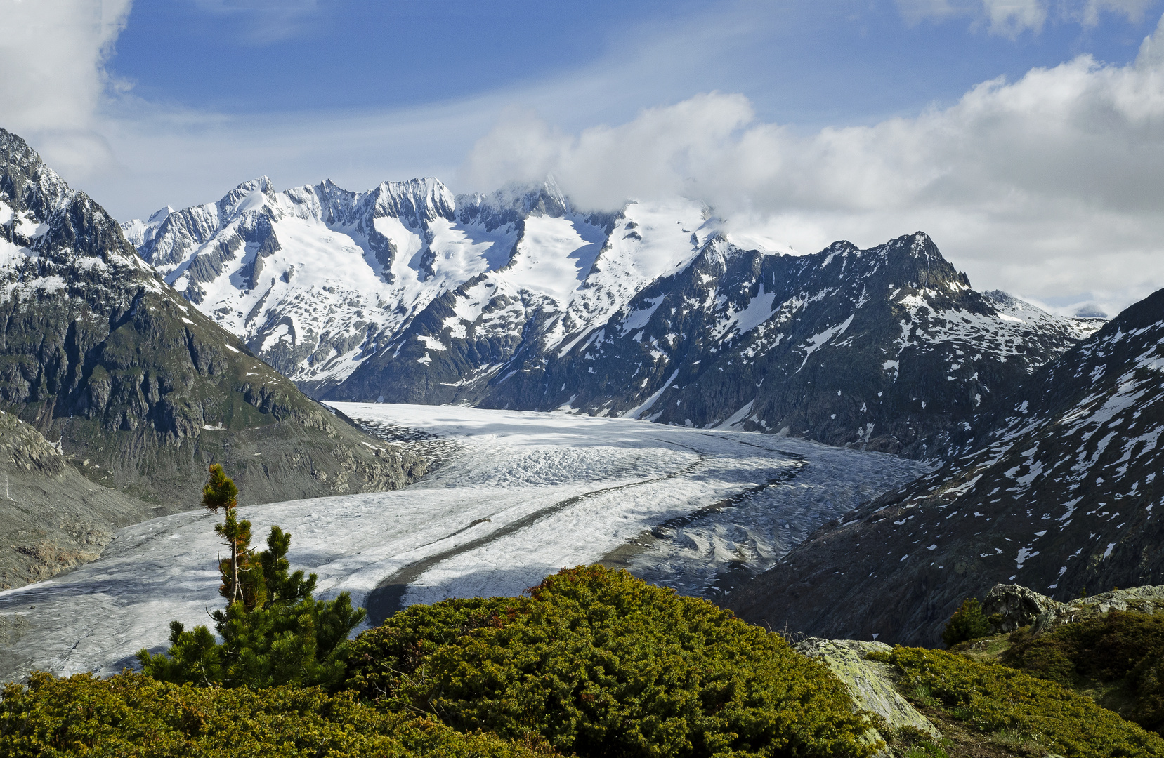 Aletschgletscher mit dem ersten Schnee im Herbst