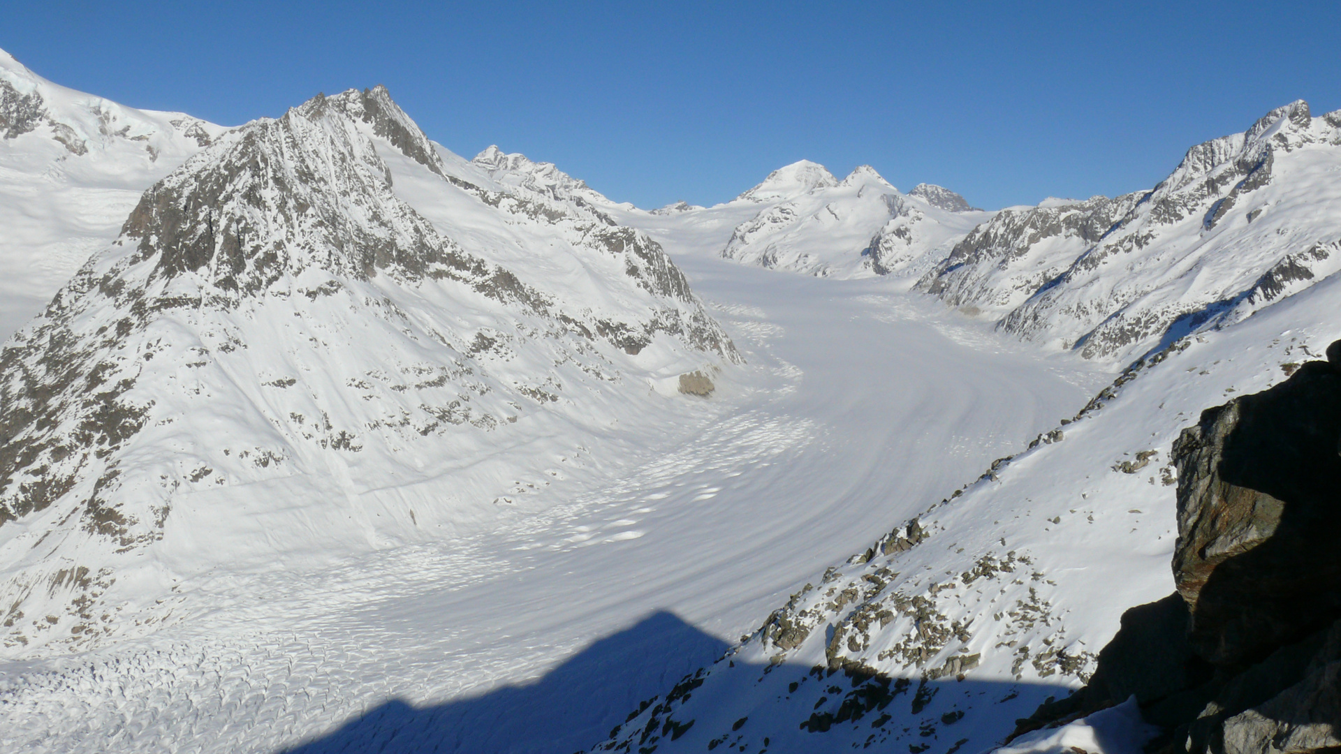 Aletschgletscher mit jungfräulicher Hintergrund-Dominanz