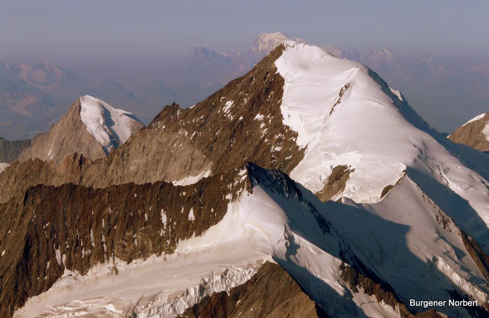 Aletschhorn und Mont Blanc .Der Schein trügt.die Distanz der Berge 70 Km.