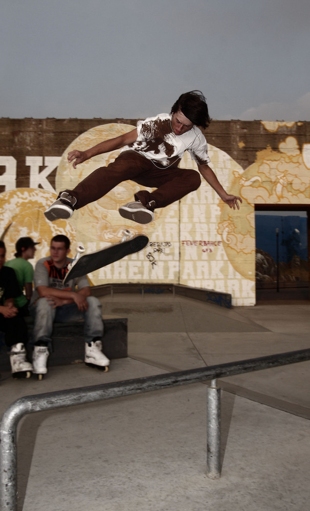 Alex mit einem Perfekt gezogen Kickflip shifty