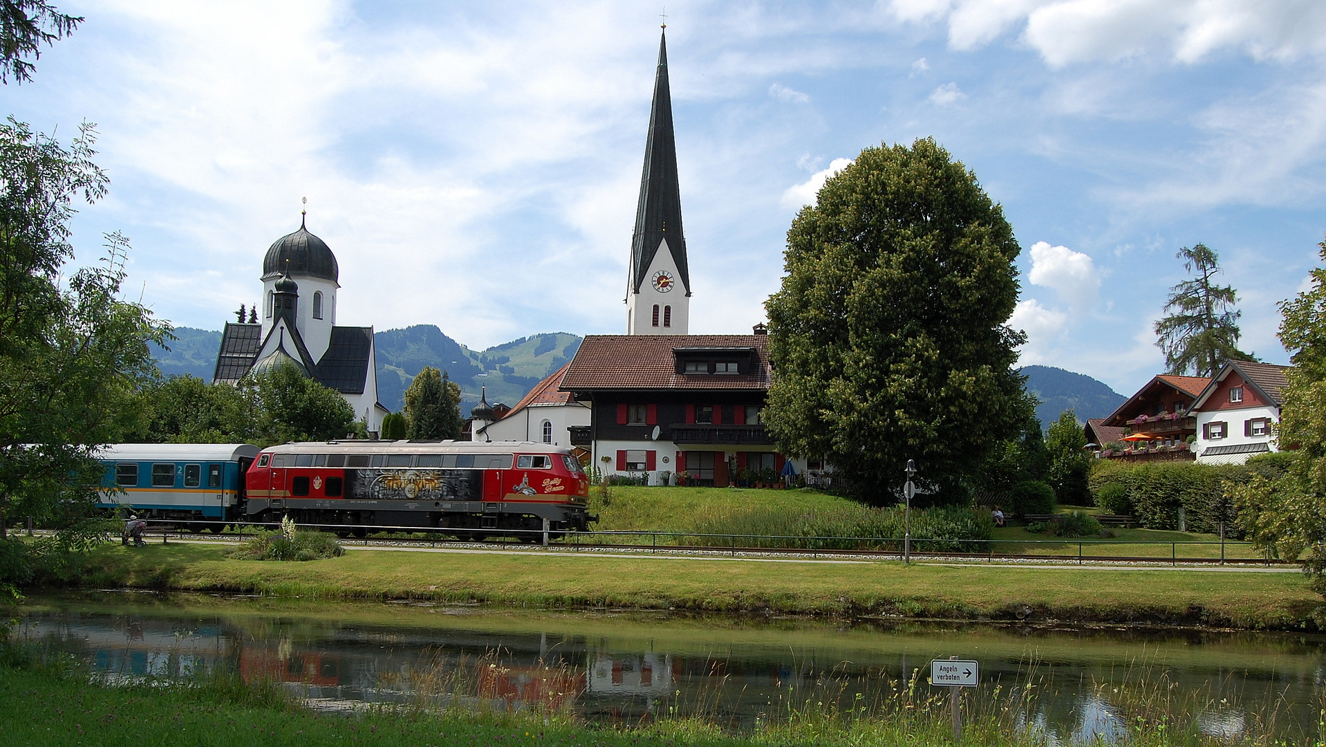 Alex mit Lok "Betty Boom" auf der Illertalbahn bei den Kirchen von Fischen 14.7.2018