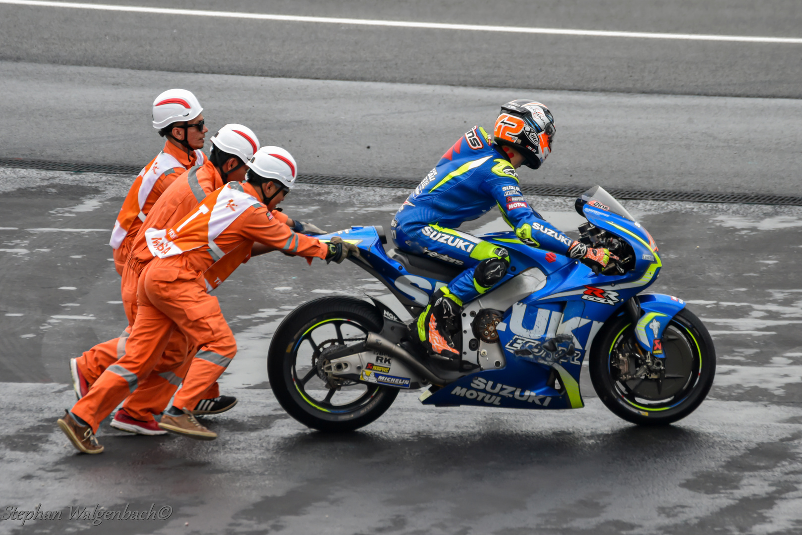 Alex Rins mit Anschubhilfe nach Sturz in Sepang 2017