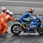 Alex Rins mit Anschubhilfe nach Sturz in Sepang 2017