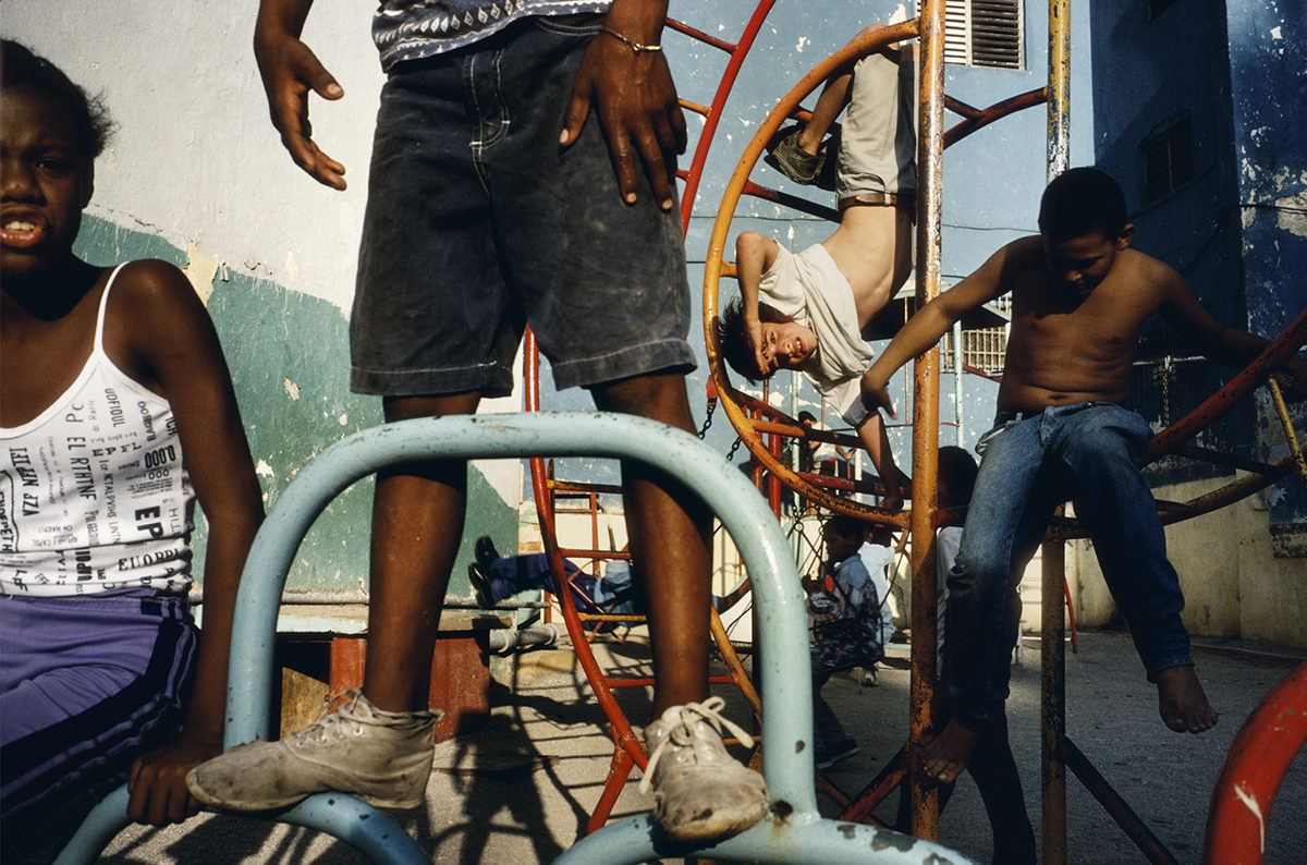 ©ALEX WEBB - -CUBA - 2000 - Havana - Children playing in a playground