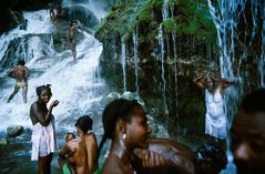 ©ALEX WEBB - HAITI-1987 Saut D'eau pilgrimage.