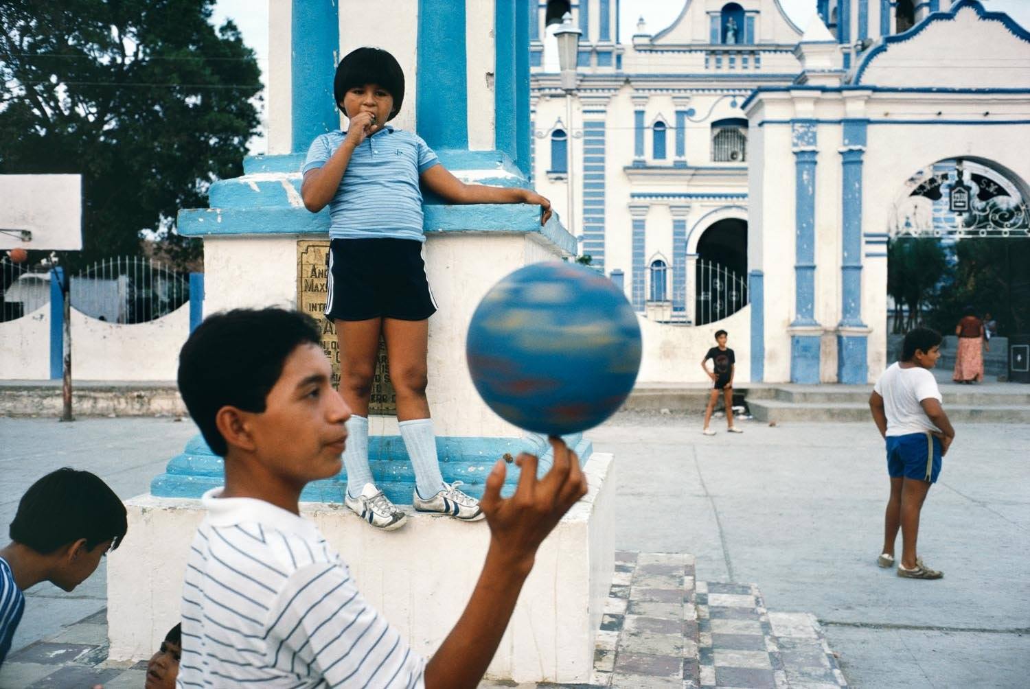 ©ALEX WEBB -MEXICO - 1985 - Tehuantepec-Children playing in a courtyard