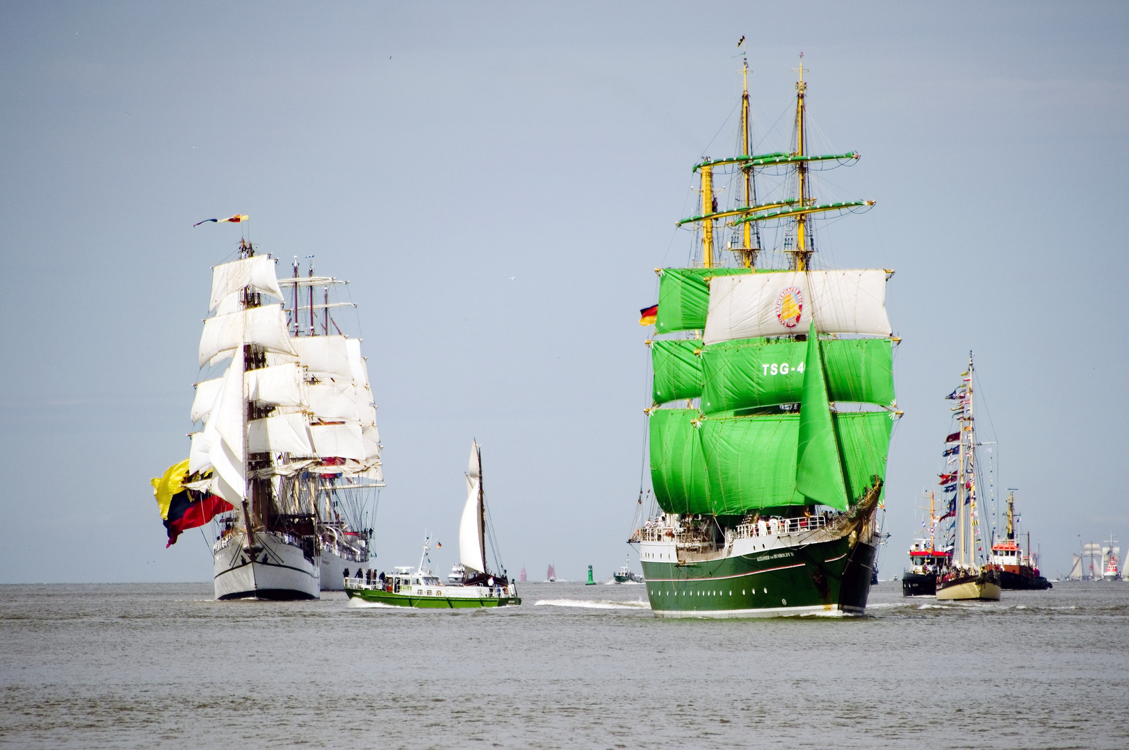 Alexander von Humbold bei der Einlaufparade zur Sail 2015 in Bremerhaven.