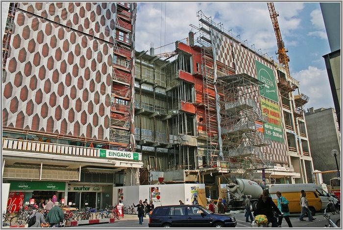 Alexanderplatz. Baustelle Kaufhof: Der Verkauf geht weiter.