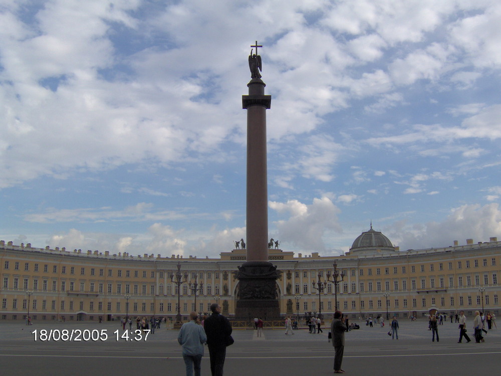 Alexandersäule vor dem Generalstabsgebäude in St. Petersburg