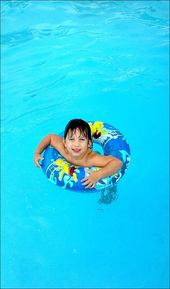 Alexandras lätzter Sommer Bad im Pool.