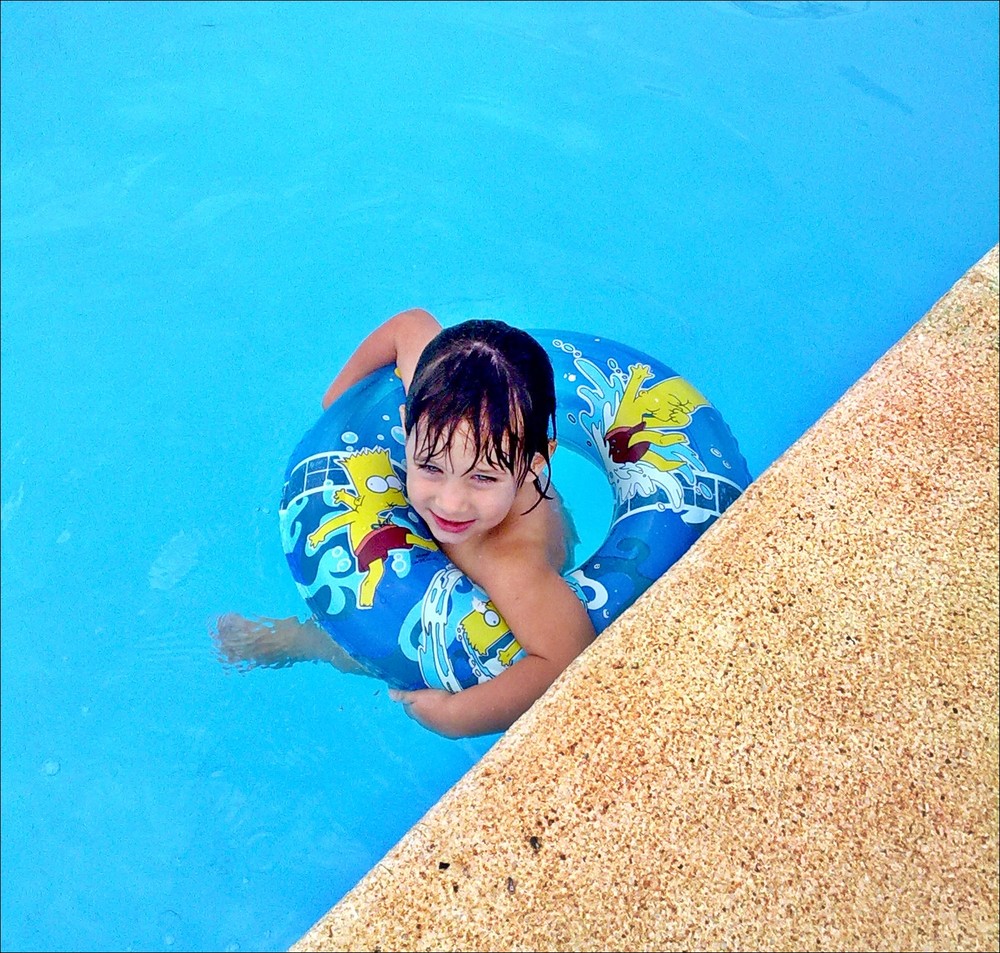 Alexandras lätzter Sommer Bad im Pool.(2)