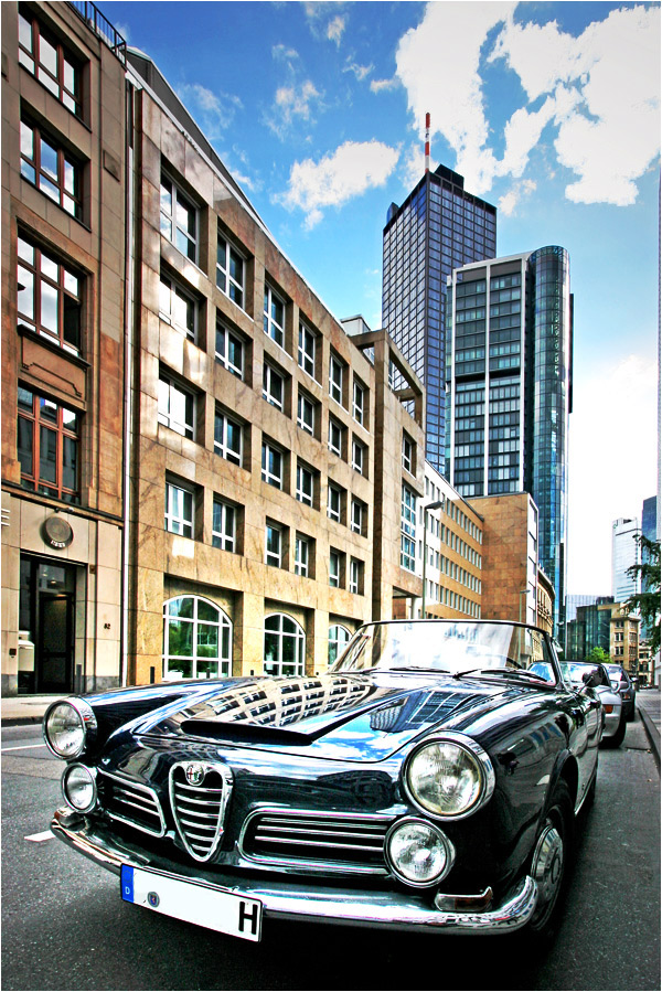 Alfa Romeo vor der Bank