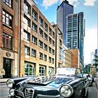 Alfa Romeo vor der Bank