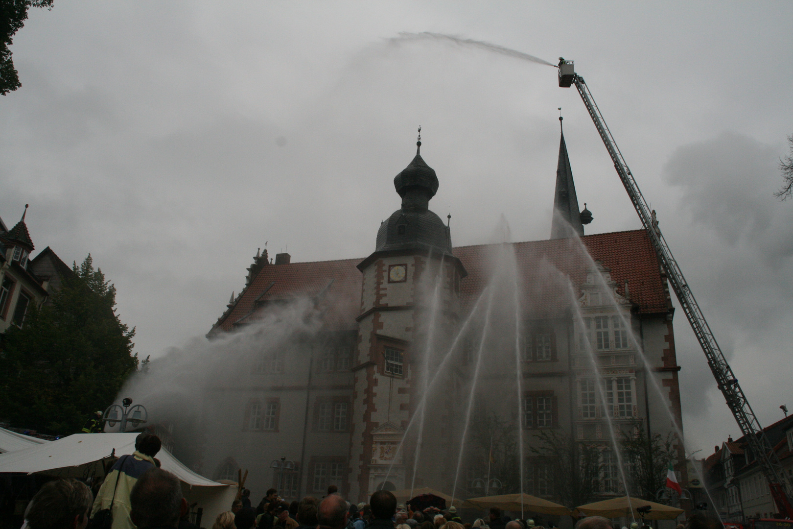 Alfelder Rathaus unter Wasser