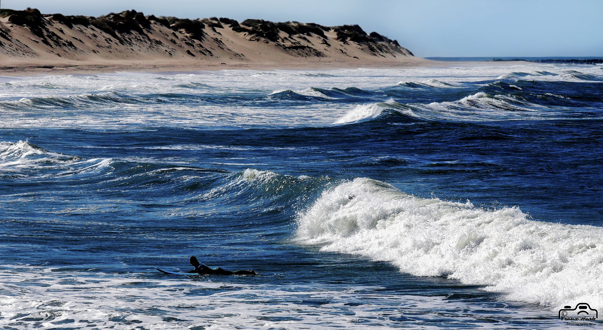 Algarve: Surfer in der Brandung