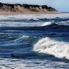 Algarve: Surfer in der Brandung