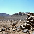 Algerien, der Hoggar, die wildeste Steinwüste des Landes, ein Wegweiser.