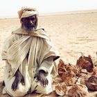 Algerien, mitten in der Wüste - ein Sandrosen-Verkäufer -