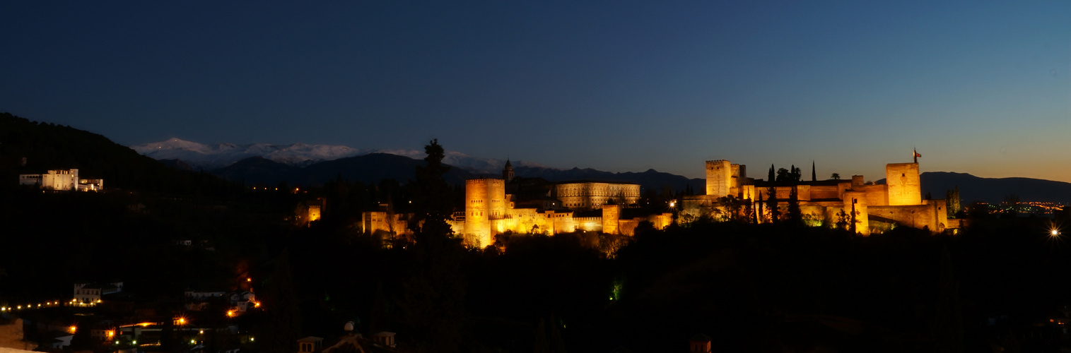 Alhambra bei Nacht