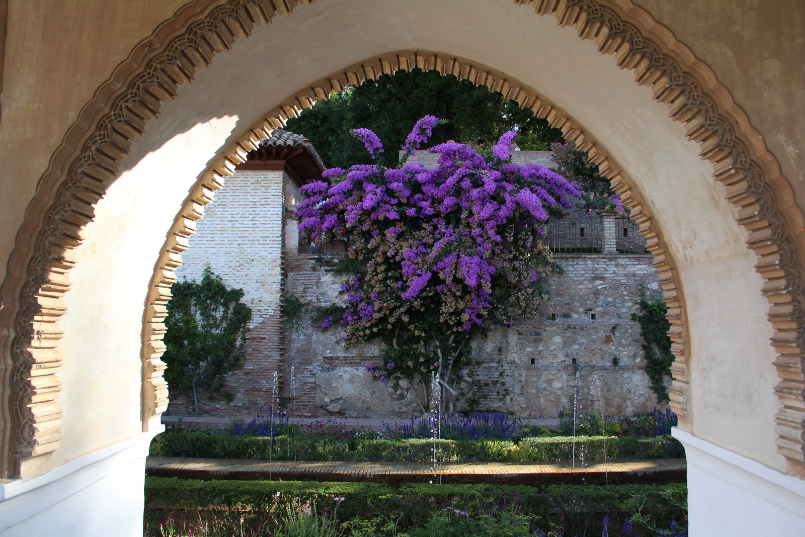 Alhambra, Granada, Blütenpracht im Palast