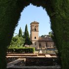 Alhambra, Granada, durch die Hecke gesehen.