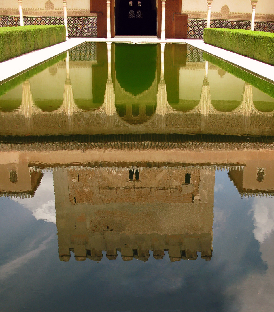 Alhambra Spiegelung im Wasser