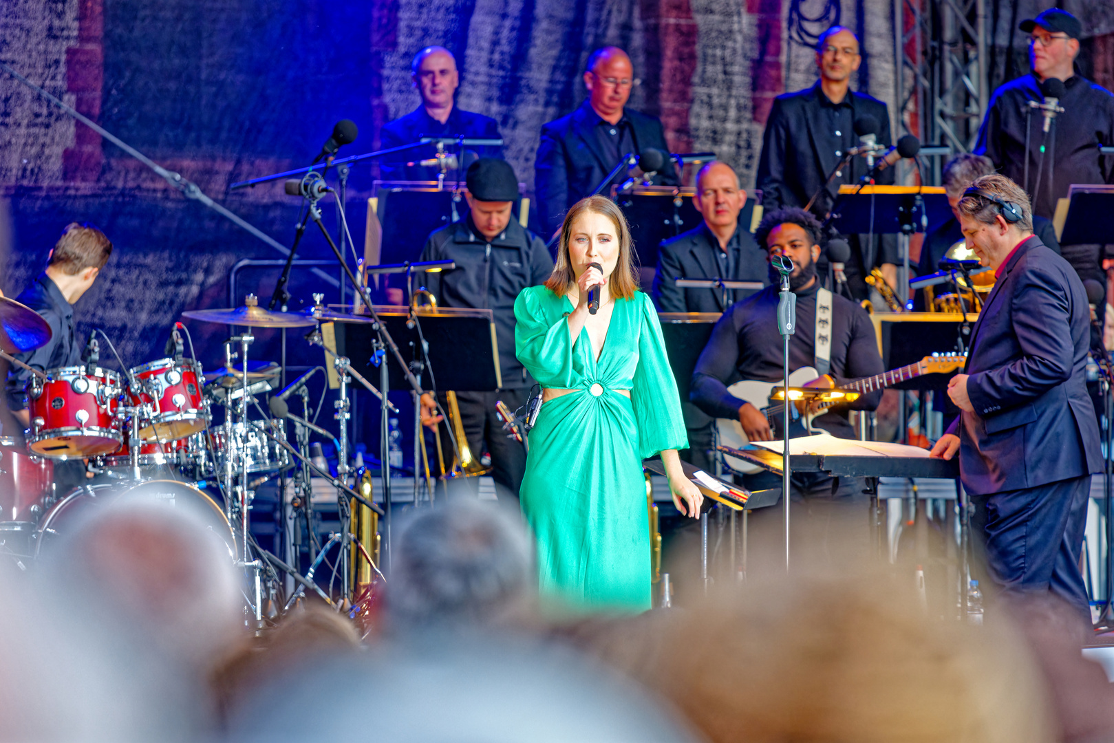 Alice Merton und die HR Big Band auf dem Paulskichenfest am 19. Mai 2023