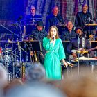 Alice Merton und die HR Big Band auf dem Paulskichenfest am 19. Mai 2023