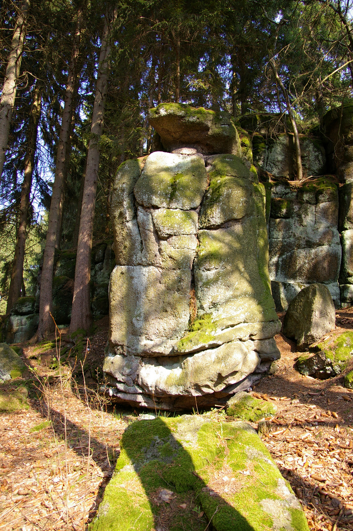 "alien" - Steinskulptur am Ausblick zur Talsperre Sosa