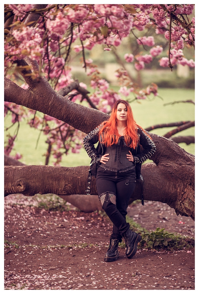 Alina unter rosa Blüten