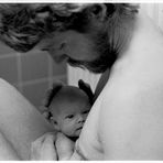 Alinas erstes Bad mit Papa, 10 Tage alt