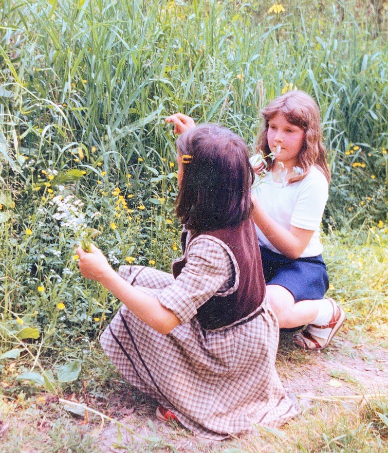 Alinde und Anke pflücken Blumen