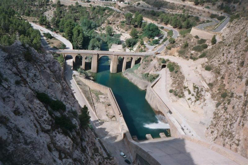 Aliviadero de la presa de Contreras