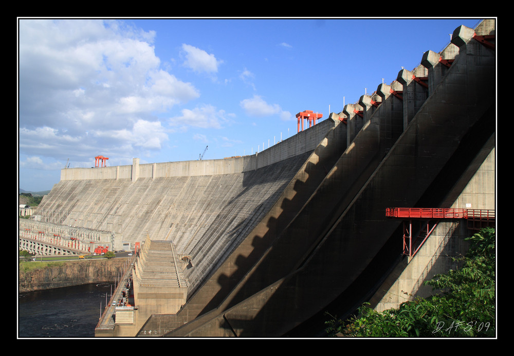 ALIVIADEROS DE LA CENTRAL HIDROELECTRICA SIMON BOLIVAR (GURI)