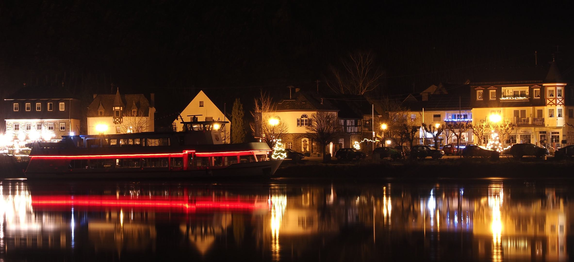 Alken mit Ausflugsschiff