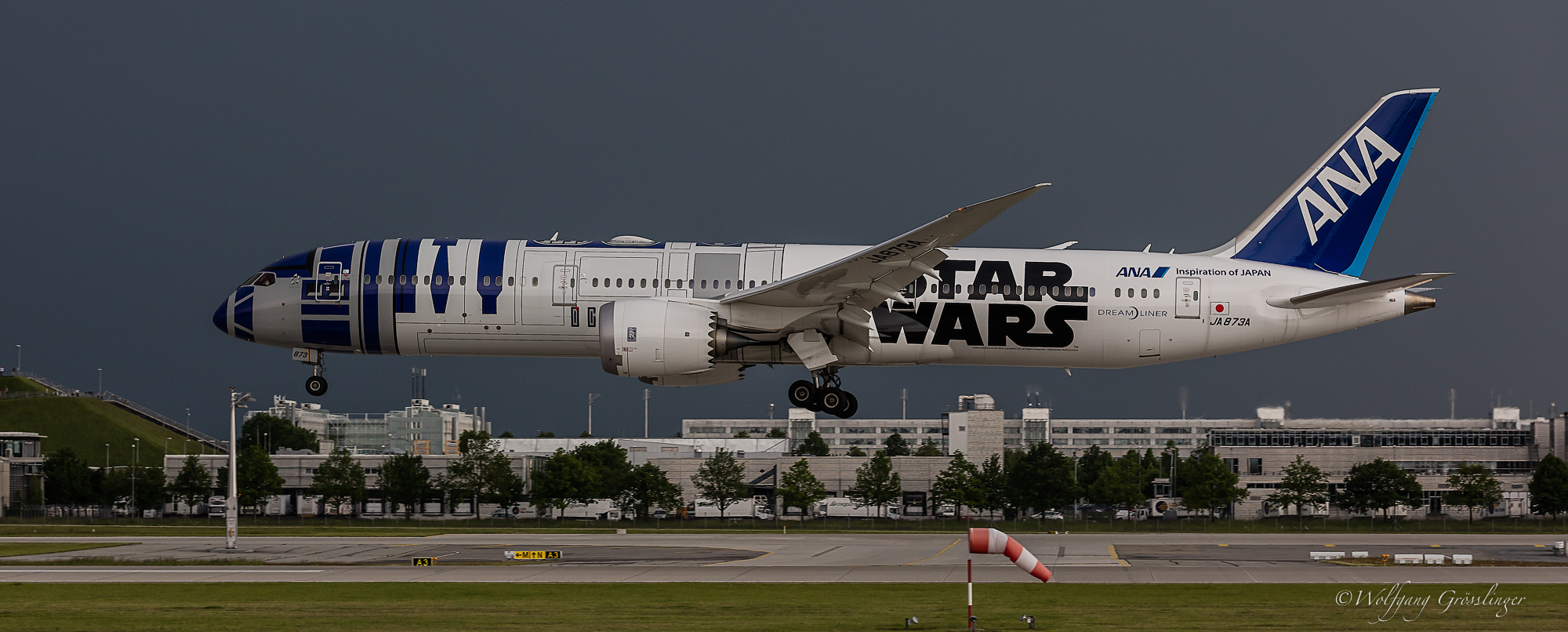 All Nippon Airways (Star Wars R2-D2 Livery) 
