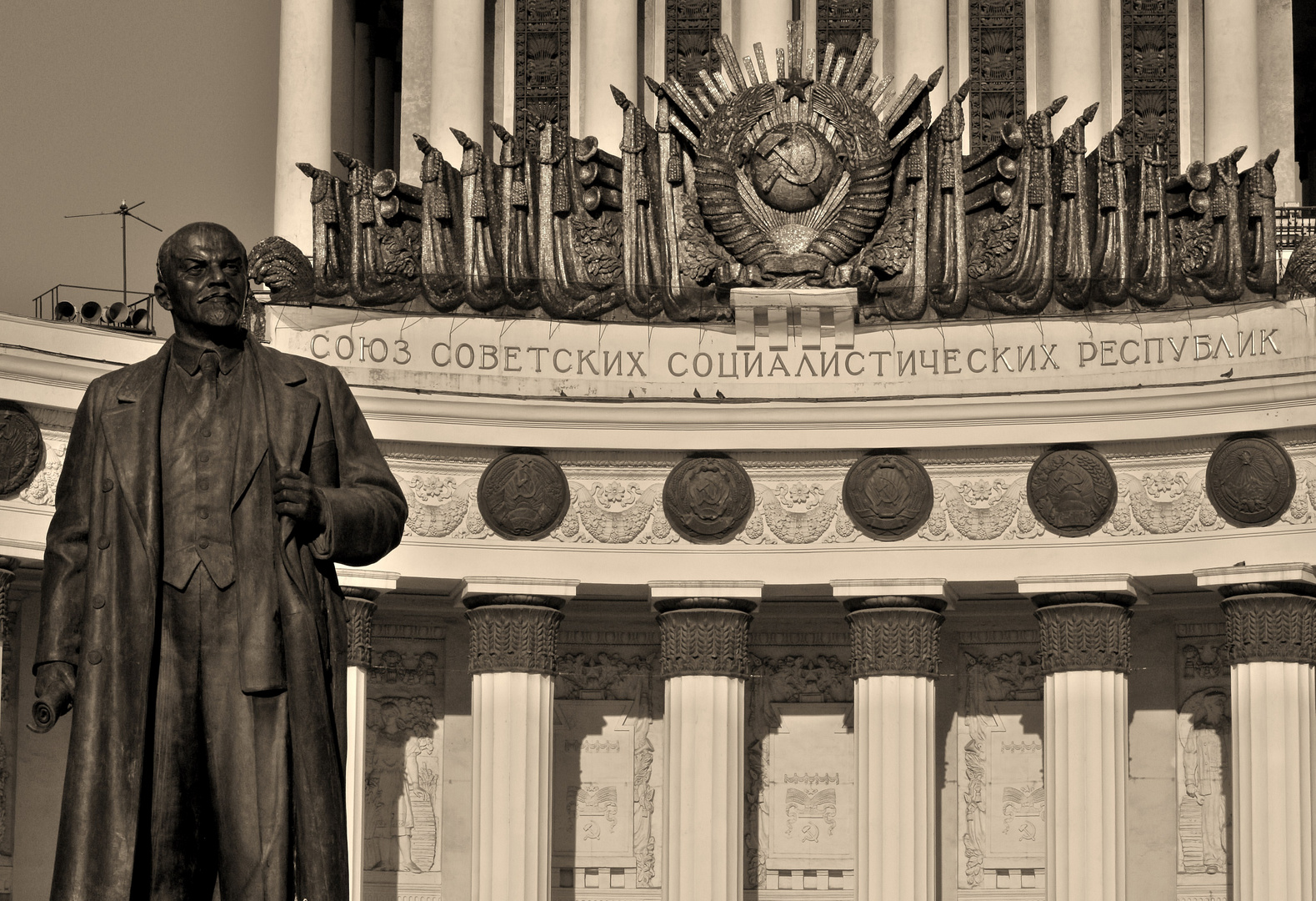 All-Russia Exhibition Centre. Statue of Lenin in front of the Central Pavilion.