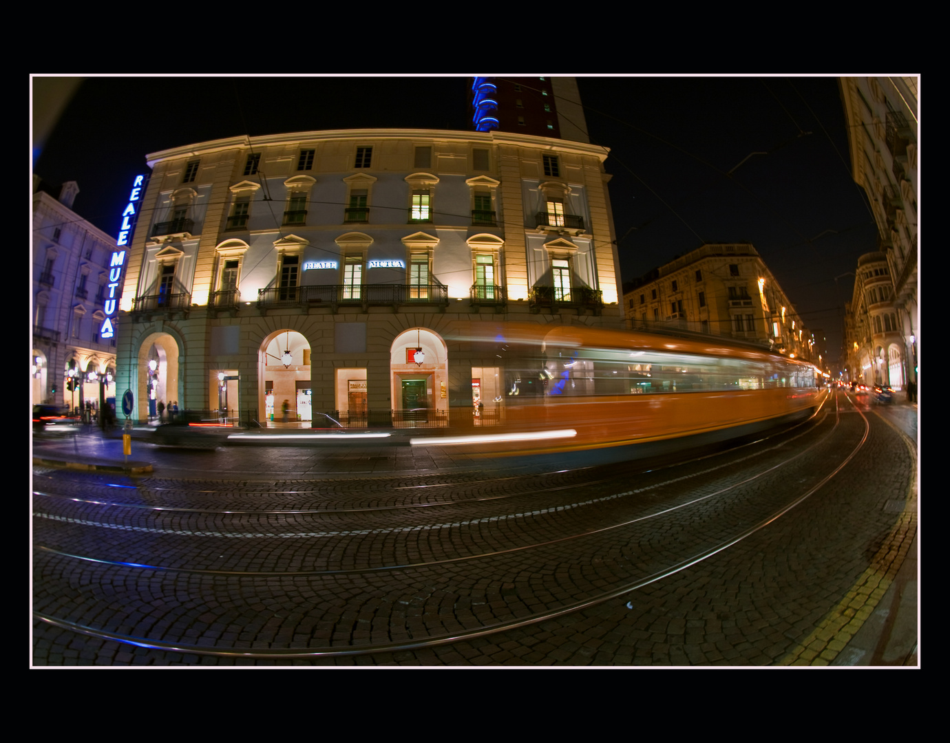 Alla fermata del tram