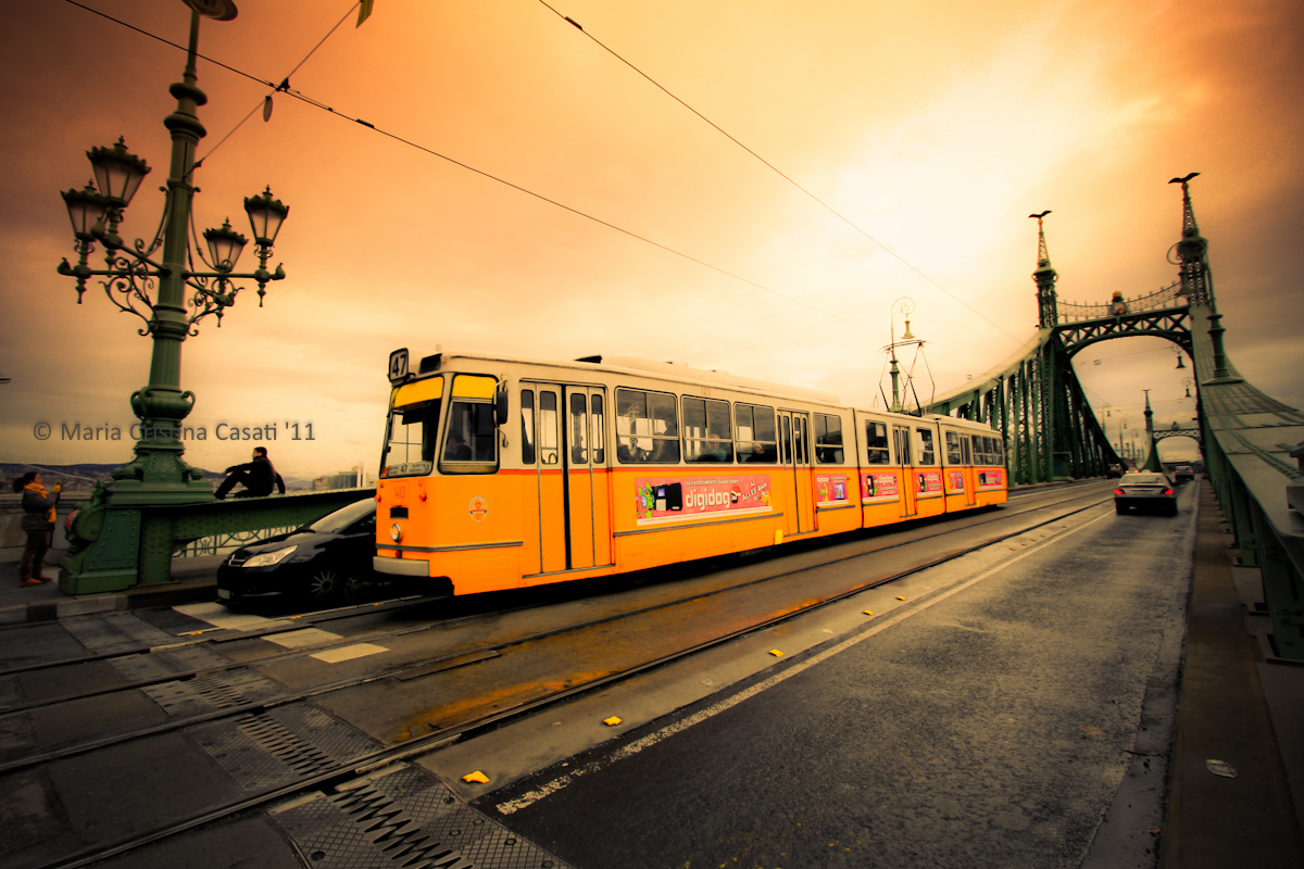 Alla Fermata Del Tram...