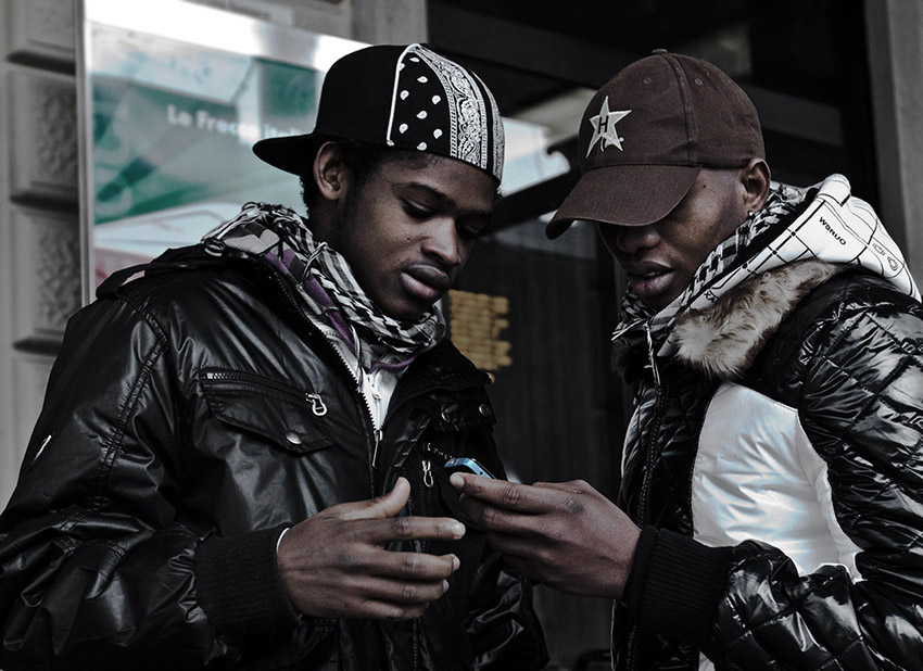 ALLA STAZIONE: GIOVANI DI OGGI 2 - COLOURED / AT A RAILWAY STATION:  YOUNG PEOPLE OF TODAY 2