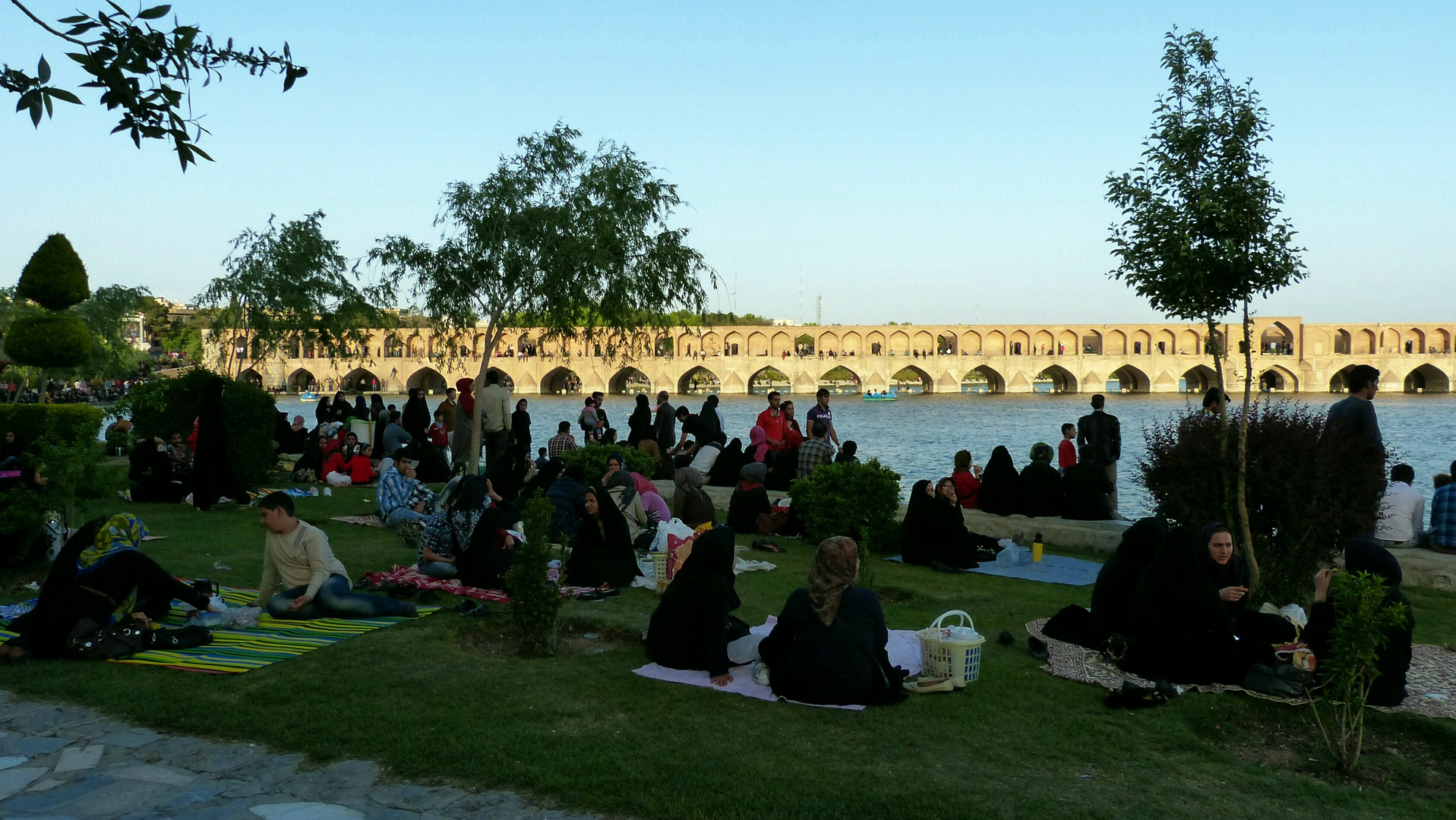 Allabendliches Picknick am Pol-e Si-o-Seh.