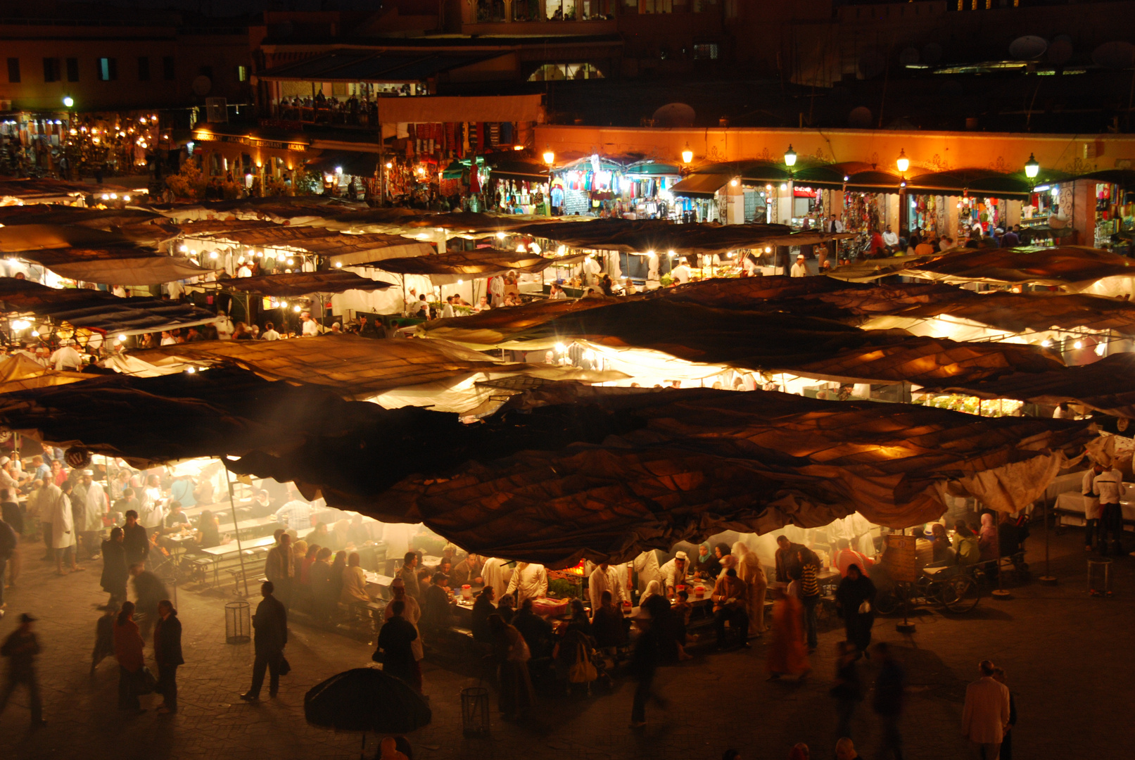 Allabendliches Treiben auf dem Djemaa el Fna in Marrakesch