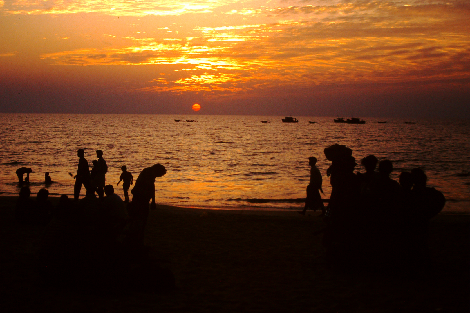 Allabendliches Warten auf den Sonnenuntergang in Colva 1994/95