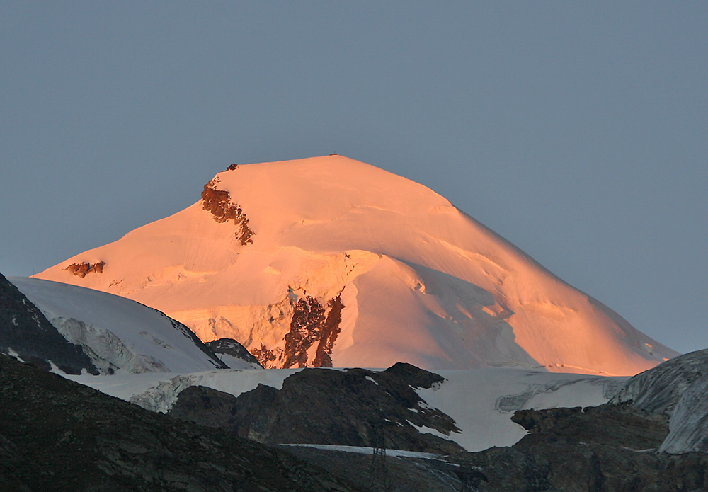 Allalin mit erster Sonne am 26.07. 07 von unserem Balkon in Saas Fee aus