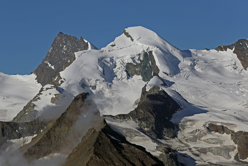 Allalin und Strahlhorn mit Tiefblicken