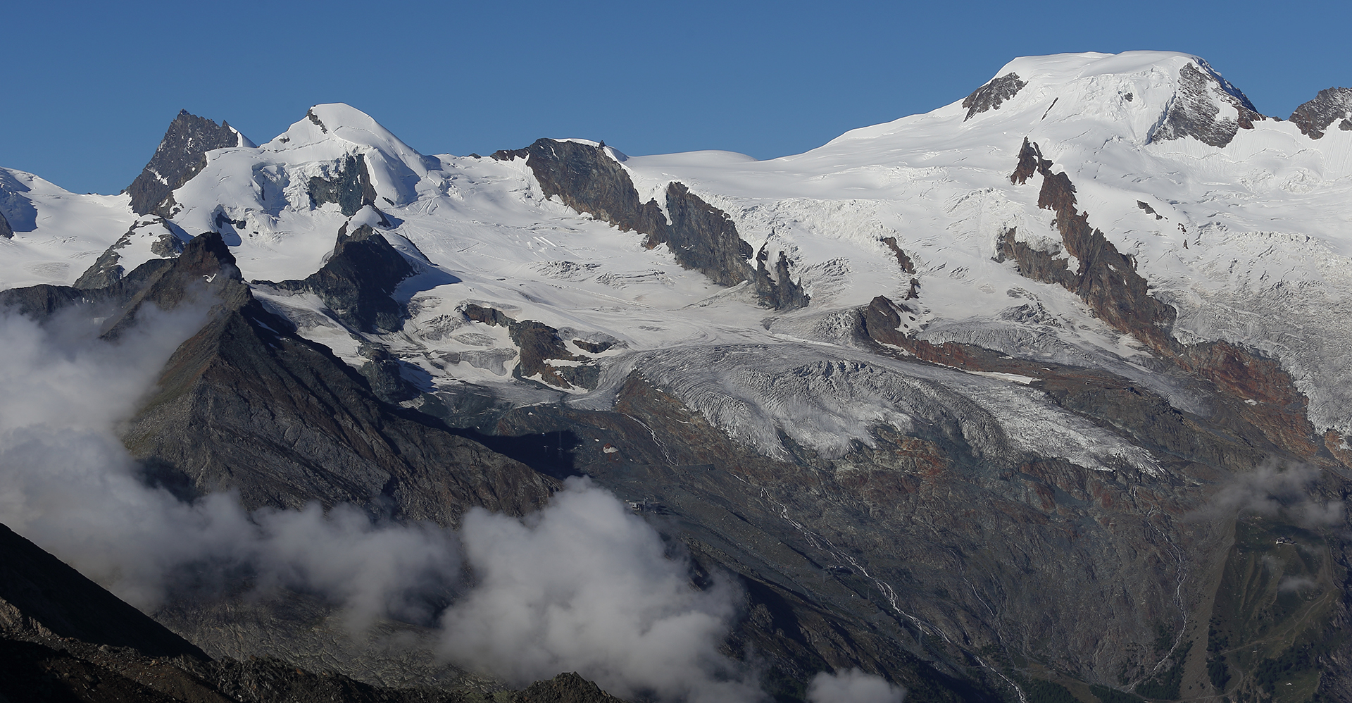 Allalingruppe oberhalb von SaasFee im Wallis mit Tiefblick