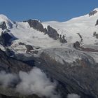 Allalingruppe oberhalb von SaasFee im Wallis mit Tiefblick