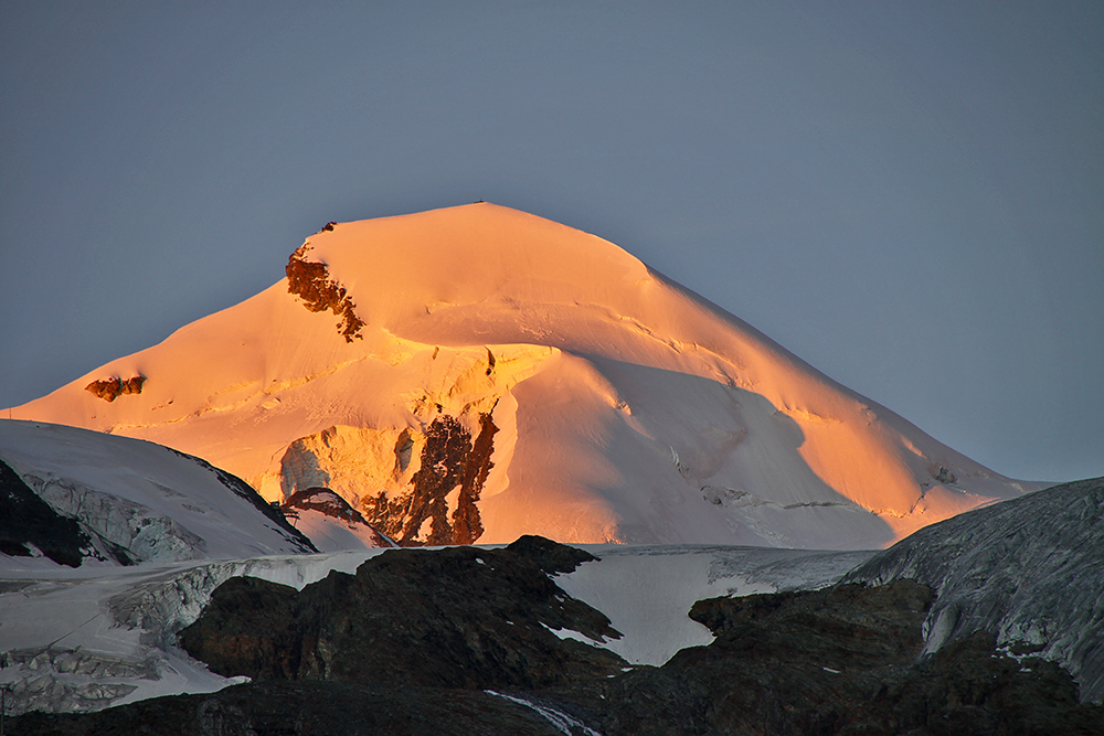 Allalinhorn mit Morgensonne und bei der kommenden Hitze...