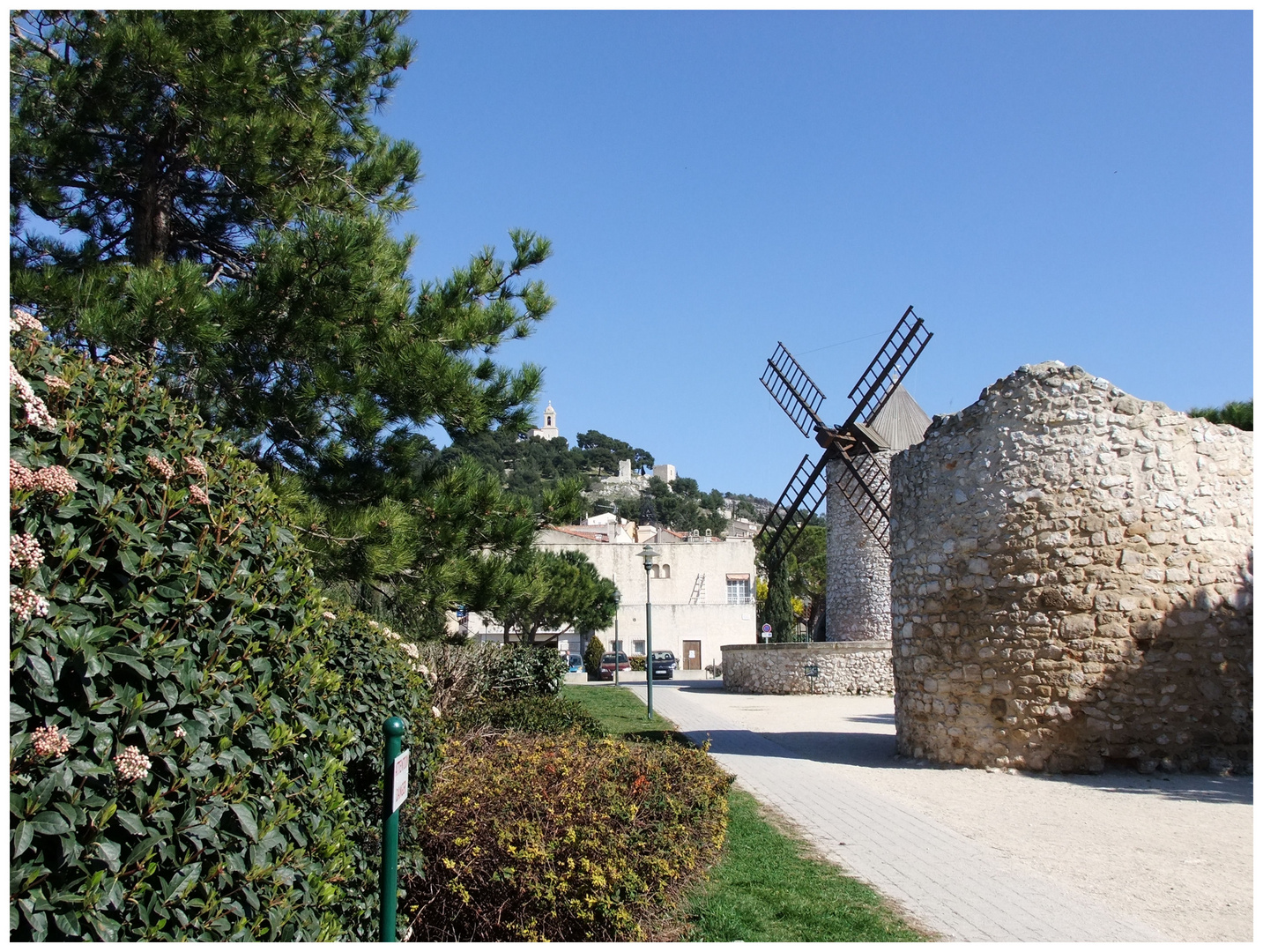 Allauch . Esplanade des moulins.